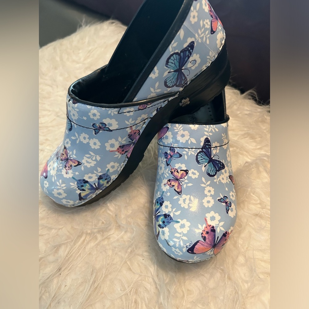 Sanita nursing shoes size 9 butterfly print gently used like new